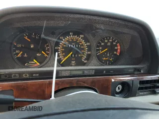 1984 Mercedes-Benz 500 z VIN WDBCA37B9EA072690, wystawiony jako Copart lot #76341244 z przebiegiem Nie podano mil oraz Szkody całkowita. Historia ofert i sprzedaży dostępna na DreamBid. Obrazek 9.