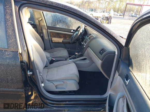 2008 Volkswagen Rabbit S z VIN WVWDB71KX8W331634, wystawiony jako IAAI lot #41822205 z przebiegiem 176 502 mil mil oraz . Historia ofert i sprzedaży dostępna na DreamBid. Obrazek 5.