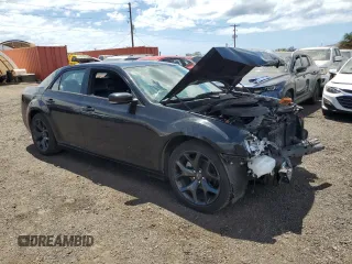 2022 Chrysler 300 S z VIN 2C3CCABG2NH111659, wystawiony jako Copart lot #50275975 z przebiegiem 34 926 mil mil oraz Szkoda całkowita • Salvage title. Historia ofert i sprzedaży dostępna na DreamBid. Obrazek 4.