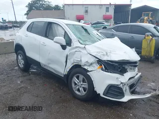 2022 Chevrolet Trax LS z VIN KL7CJNSM7NB543376, wystawiony jako IAAI lot #42245284 z przebiegiem 74 681 mil mil oraz . Historia ofert i sprzedaży dostępna na DreamBid. Obrazek 1.