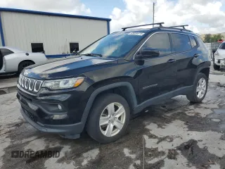 2022 Jeep Compass Latitude z VIN 3C4NJDBB0NT120576, wystawiony jako Copart lot #63059475 z przebiegiem 33 735 mil mil oraz Szkoda całkowita • Salvage title. Historia ofert i sprzedaży dostępna na DreamBid. Obrazek 1.