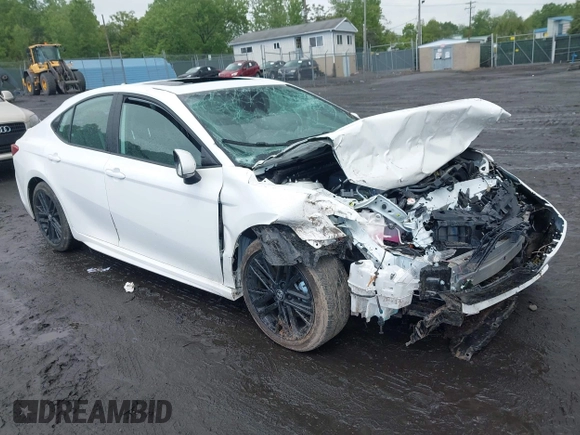2025 Toyota Camry LE z VIN 4T1DAACK3SU065224, wystawiony jako IAAI lot #42341546 z przebiegiem 3 186 mil mil oraz . Historia ofert i sprzedaży dostępna na DreamBid. Obrazek 1.