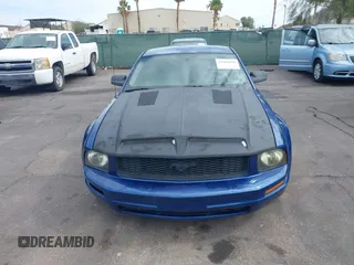 2007 Ford Mustang Deluxe z VIN 1ZVFT80N975241366, wystawiony jako IAAI lot #42408850 z przebiegiem 193 336 mil mil oraz . Historia ofert i sprzedaży dostępna na DreamBid. Obrazek 6.