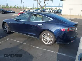 2014 Tesla Model S 60 z VIN 5YJSA1H11EFP30596, wystawiony jako IAAI lot #42235901 z przebiegiem 143 837 mil mil oraz . Historia ofert i sprzedaży dostępna na DreamBid. Obrazek 3.
