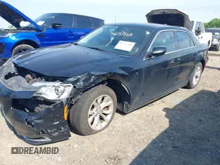 2015 Chrysler 300 Limited z VIN 2C3CCAAG1FH742910, wystawiony jako IAAI lot #42151768 z przebiegiem 186 050 mil mil oraz . Historia ofert i sprzedaży dostępna na DreamBid. Obrazek 2.