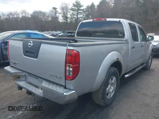 2008 Nissan Frontier LE z VIN 1N6AD09W18C435584, wystawiony jako IAAI lot #41998922 z przebiegiem 154 507 mil mil oraz . Historia ofert i sprzedaży dostępna na DreamBid. Obrazek 4.