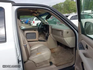 2003 Chevrolet Tahoe LT with VIN 1GNEC13Z13J230763, listed as a IAAI auction lot 42028002 with 201,448 mi miles. Bid and sale history available at carsss.com. Image 5.
