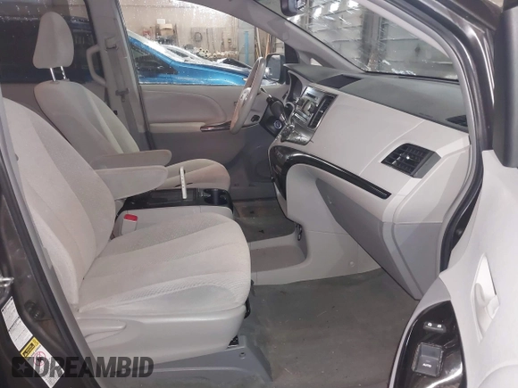 2014 Toyota Sienna LE with VIN 5TDJK3DC9ES071870, listed as a IAAI auction lot 41133491 with 82,134 mi miles. Bid and sale history available at carsss.com. Image 5.