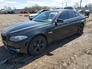 2012 BMW 5 Series 528i xDrive z VIN WBAXH5C58CDW11660, wystawiony jako Copart lot #52395505 z przebiegiem 135 228 mil mil oraz Czysty tytuł • Clean title. Historia ofert i sprzedaży dostępna na DreamBid. Obrazek 1.