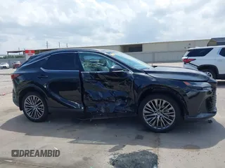 2024 Lexus RX 450h+ Luxury z VIN JTJCJMGA2R2011919, wystawiony jako IAAI lot #42341635 z przebiegiem 28 688 mil mil oraz . Historia ofert i sprzedaży dostępna na DreamBid. Obrazek 13.