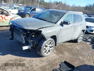 2024 Jeep Compass Latitude Lux z VIN 3C4NJDFN8RT602268, wystawiony jako IAAI lot #41449109 z przebiegiem 11 137 mil mil oraz . Historia ofert i sprzedaży dostępna na DreamBid. Obrazek 2.