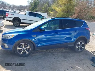 2017 Ford Escape SE z VIN 1FMCU0G95HUB75348, wystawiony jako IAAI lot #41790288 z przebiegiem 55 129 mil mil oraz . Historia ofert i sprzedaży dostępna na DreamBid. Obrazek 14.