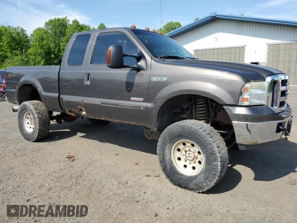 2006 Ford F-250 XL z VIN 1FTSX21PX6EA04242, wystawiony jako Copart lot #59104995 z przebiegiem 157 947 mil mil oraz Czysty tytuł • Clean title. Historia ofert i sprzedaży dostępna na DreamBid. Obrazek 4.