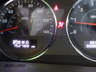 2008 Jeep Commander Sport z VIN 1J8HH48K48C213531, wystawiony jako IAAI lot #40878062 z przebiegiem 152 788 mil mil oraz . Historia ofert i sprzedaży dostępna na DreamBid. Obrazek 15.