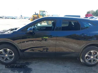 2023 Chevrolet Blazer LT z VIN 3GNKBCR43PS113400, wystawiony jako IAAI lot #41829908 z przebiegiem 22 858 mil mil oraz . Historia ofert i sprzedaży dostępna na DreamBid. Obrazek 14.