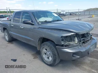2010 Dodge Dakota Bighorn/Lonestar z VIN 1D7CW3GK4AS264452, wystawiony jako IAAI lot #42281697 z przebiegiem 106 599 mil mil oraz . Historia ofert i sprzedaży dostępna na DreamBid. Obrazek 1.