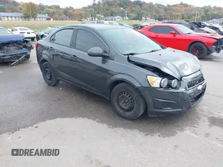 2016 Chevrolet Sonic LS z VIN 1G1JA5SH9G4164392, wystawiony jako IAAI lot #40721332 z przebiegiem 113 046 mil mil oraz . Historia ofert i sprzedaży dostępna na DreamBid. Obrazek 1.