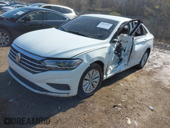 2020 Volkswagen Jetta S z VIN 3VWCB7BUXLM042951, wystawiony jako IAAI lot #42012007 z przebiegiem 61 806 mil mil oraz . Historia ofert i sprzedaży dostępna na DreamBid. Obrazek 2.