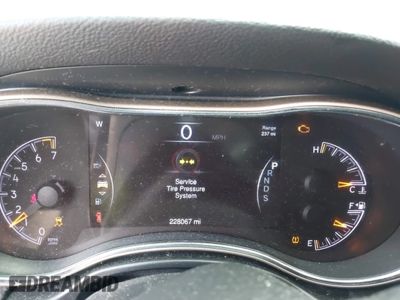 2015 Jeep Grand Cherokee Altitude z VIN 1C4RJFAG5FC682058, wystawiony jako IAAI lot #42352814 z przebiegiem 228 067 mil mil oraz . Historia ofert i sprzedaży dostępna na DreamBid. Obrazek 7.