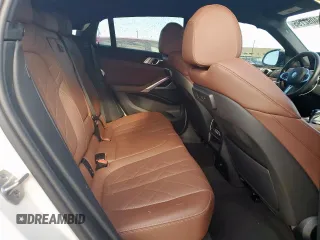 2023 BMW X6 xDrive40i z VIN 5UXCY6C08P9N43749, wystawiony jako Copart lot #54092795 z przebiegiem 39 495 mil mil oraz Szkody całkowita. Historia ofert i sprzedaży dostępna na DreamBid. Obrazek 11.