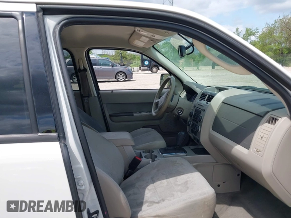 2012 Ford Escape XLT z VIN 1FMCU9DG2CKB18584, wystawiony jako IAAI lot #42469881 z przebiegiem 166 469 mil mil oraz . Historia ofert i sprzedaży dostępna na DreamBid. Obrazek 5.