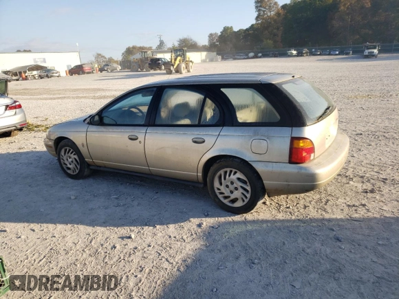 1998 Saturn SW z VIN 1G8ZK8279WZ246084, wystawiony jako Copart lot #77267514 z przebiegiem 143 224 mil mil oraz Czysty tytuł • Clean title. Historia ofert i sprzedaży dostępna na DreamBid. Obrazek 2.