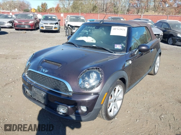 2013 MINI Convertible S z VIN WMWZP3C56DT705074, wystawiony jako IAAI lot #40762024 z przebiegiem 57 685 mil mil oraz . Historia ofert i sprzedaży dostępna na DreamBid. Obrazek 18.