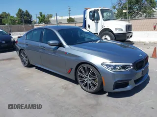 2019 BMW 5 Series 540i z VIN WBAJE5C55KWW11827, wystawiony jako IAAI lot #42191127 z przebiegiem 72 113 mil mil oraz . Historia ofert i sprzedaży dostępna na DreamBid. Obrazek 1.
