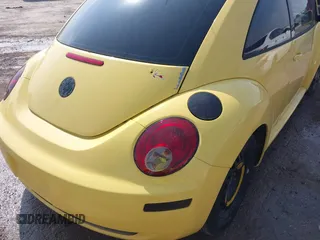 2006 Volkswagen New Beetle Coupe with VIN 3VWRW31CX6M417886, listed as a IAAI auction lot 41854924 with 61,008 mi miles. Bid and sale history available at carsss.com. Image 6.