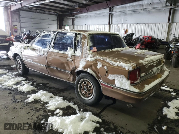 1986 Oldsmobile Cutlass z VIN 2G3AJ19R6G9345283, wystawiony jako Copart lot #41680155 z przebiegiem 30 900 mil mil oraz Tytuł czysty. Historia ofert i sprzedaży dostępna na DreamBid. Obrazek 2.