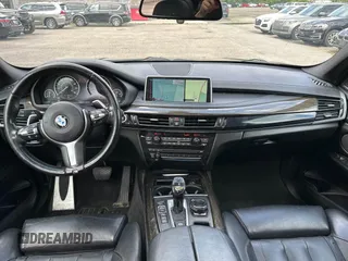 2015 BMW X5 xDrive50i z VIN 5UXKR6C56F0J75840, wystawiony jako IAAI lot #42409738 z przebiegiem 178 875 mil mil oraz . Historia ofert i sprzedaży dostępna na DreamBid. Obrazek 6.
