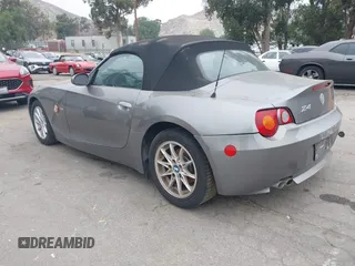 2004 BMW Z4 2.5i z VIN 4USBT33594LS50182, wystawiony jako IAAI lot #42560956 z przebiegiem 118 896 mil mil oraz . Historia ofert i sprzedaży dostępna na DreamBid. Obrazek 3.