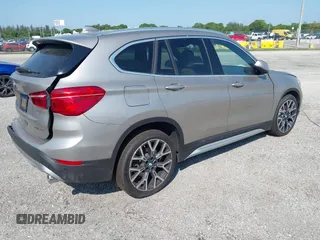 2021 BMW X1 sDrive28i z VIN WBXJG7C09M5U26043, wystawiony jako IAAI lot #36062187 z przebiegiem 14 844 mil mil oraz . Historia ofert i sprzedaży dostępna na DreamBid. Obrazek 4.