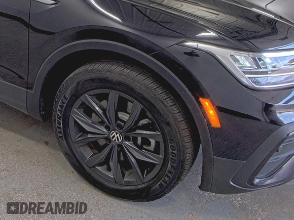 2024 Volkswagen Tiguan SE with VIN 3VV3B7AX6RM075535, listed as a IAAI auction lot 42845052 with 20,867 mi miles and . Bid and sale history available at DreamBid. Image 18.