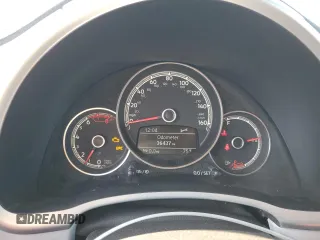2018 Volkswagen Beetle S z VIN 3VW5DAAT8JM517356, wystawiony jako Copart lot #52709705 z przebiegiem 36 437 mil mil oraz Szkoda całkowita • Salvage title. Historia ofert i sprzedaży dostępna na DreamBid. Obrazek 9.