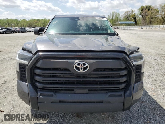 2022 Toyota Tundra SR z VIN 5TFKB5DA7NX047592, wystawiony jako Copart lot #51610295 z przebiegiem 50 737 mil mil oraz Szkoda całkowita • Salvage title. Historia ofert i sprzedaży dostępna na DreamBid. Obrazek 5.