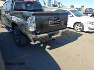 2021 GMC Canyon 4WD Denali z VIN 1GTG6EEN9M1240596, wystawiony jako IAAI lot #40760124 z przebiegiem 52 985 mil mil oraz . Historia ofert i sprzedaży dostępna na DreamBid. Obrazek 3.