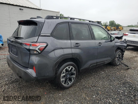2025 Subaru Forester Premium z VIN JF2SLDDC8SH433230, wystawiony jako Copart lot #57046655 z przebiegiem 4 688 mil mil oraz Szkoda całkowita • Salvage title. Historia ofert i sprzedaży dostępna na DreamBid. Obrazek 3.