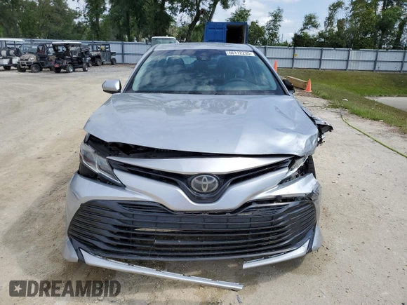 2018 Toyota Camry LE z VIN 4T1B11HK3JU525478, wystawiony jako Copart lot #56112235 z przebiegiem 141 609 mil mil oraz Szkoda całkowita • Salvage title. Historia ofert i sprzedaży dostępna na DreamBid. Obrazek 5.