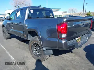 2018 Toyota Tacoma SR5 z VIN 3TMAZ5CN0JM077058, wystawiony jako IAAI lot #41685472 z przebiegiem 37 945 mil mil oraz . Historia ofert i sprzedaży dostępna na DreamBid. Obrazek 3.