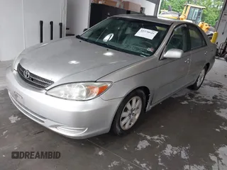 2002 Toyota Camry XLE z VIN 4T1BF30K32U009695, wystawiony jako IAAI lot #42376626 z przebiegiem 291 800 mil mil oraz . Historia ofert i sprzedaży dostępna na DreamBid. Obrazek 2.