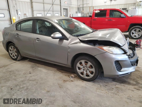 2013 Mazda 3 i SV z VIN JM1BL1TF6D1723762, wystawiony jako Copart lot #59711775 z przebiegiem Nie podano mil oraz Szkoda całkowita • Salvage title. Historia ofert i sprzedaży dostępna na DreamBid. Obrazek 4.