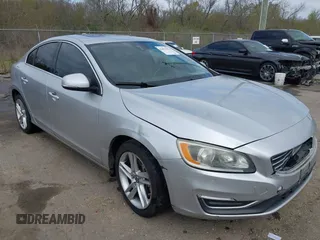 2014 Volvo S60 T5 с VIN YV1612FS0E2272615, выставлен на аукционе IAAI как лот 41825470 с пробегом 128 485 миль миль и . История ставок и продаж доступна на DreamBid. Изображение 1.