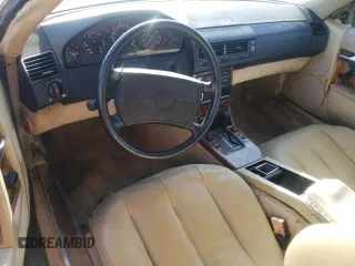 1990 Mercedes-Benz 500 z VIN WDBFA66E8LF010613, wystawiony jako Copart lot #47093275 z przebiegiem 120 814 mil mil oraz Szkody całkowita. Historia ofert i sprzedaży dostępna na DreamBid. Obrazek 8.