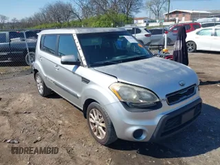 2013 Kia Soul + z VIN KNDJT2A63D7531829, wystawiony jako IAAI lot #41726895 z przebiegiem 152 510 mil mil oraz . Historia ofert i sprzedaży dostępna na DreamBid. Obrazek 1.