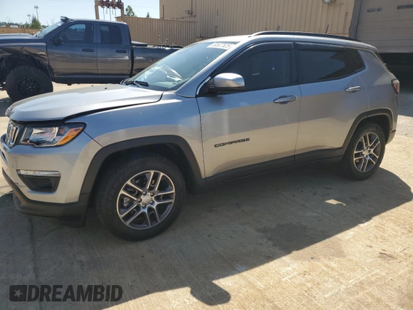 2020 Jeep Compass Latitude z VIN 3C4NJCBBXLT205996, wystawiony jako Copart lot #50507825 z przebiegiem Nie podano mil oraz Szkoda całkowita • Salvage title. Historia ofert i sprzedaży dostępna na DreamBid. Obrazek 1.