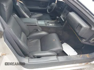 1985 Chevrolet Corvette z VIN 1G1YY0781F5135810, wystawiony jako IAAI lot #42305628 z przebiegiem 141 141 mil mil oraz . Historia ofert i sprzedaży dostępna na DreamBid. Obrazek 5.