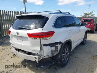 2017 Toyota Highlander XLE z VIN 5TDJZRFH4HS453655, wystawiony jako IAAI lot #41806202 z przebiegiem 152 567 mil mil oraz . Historia ofert i sprzedaży dostępna na DreamBid. Obrazek 4.