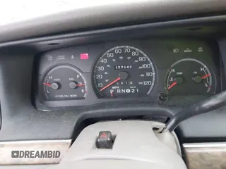 1999 Ford Crown Victoria z VIN 2FAFP73WXXX221069, wystawiony jako IAAI lot #41750127 z przebiegiem 177 142 mil mil oraz . Historia ofert i sprzedaży dostępna na DreamBid. Obrazek 7.