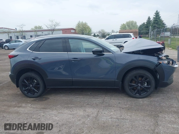 2024 Mazda CX-30 Premium z VIN 3MVDMBDY7RM613744, wystawiony jako IAAI lot #42127815 z przebiegiem 8 889 mil mil oraz . Historia ofert i sprzedaży dostępna na DreamBid. Obrazek 13.